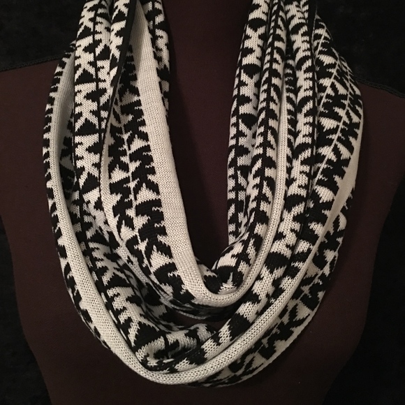 NWT - MICHAEL KORS BLACK & WHITE KNIT SCARF/GLOVES - Picture 1 of 8
